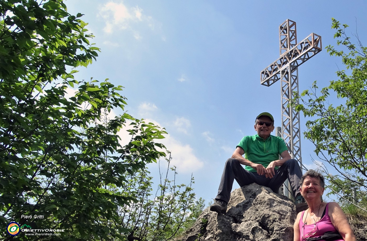 64 Alla croce della Filaressa (1134 m) piacevole incontro con Ettorina amante dei fiori.JPG -                                